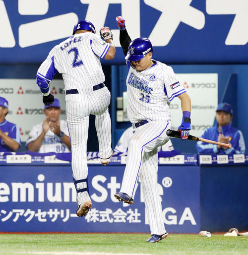 DeNA対阪神　4回裏DeNA2死、ロペス（左）は左越え本塁打を放ち次打者筒香とジャンピングタッチをかわす（撮影・加藤哉）
