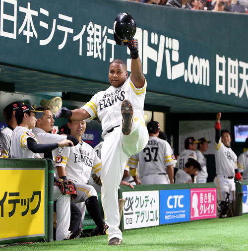 ソフトバンク対楽天　1回裏ソフトバンク1死、右越えにソロ本塁打を放ちポーズするデスパイネ（撮影・栗木一考）