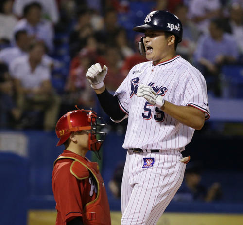 ヤクルト対広島　6回裏ヤクルト2死一、三塁、3点本塁打を放ち雄たけびを上げながら生還する村上（撮影・中島郁夫）