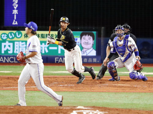DeNA対阪神　7回表阪神1死一、二塁、遊ゴロに倒れる代打鳥谷。投手三嶋（撮影・狩俣裕三）