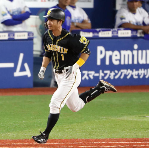 DeNA対阪神　7回表阪神1死一、二塁、遊ゴロに打ち取られる代打鳥谷（撮影・狩俣裕三）