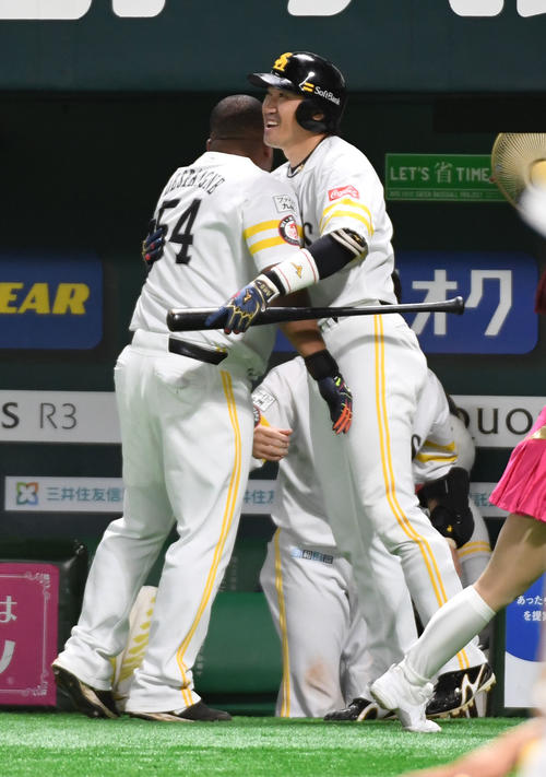 8回裏ソフトバンク1死、デスパイネは中越えに通算150号本塁打を放ち内川から祝福される（撮影・今浪浩三）