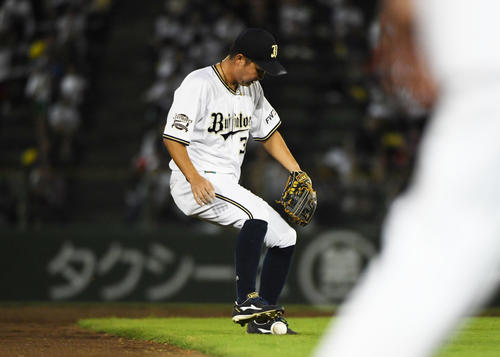 オリックス対西武　5回表無死、金子侑司のゴロをエラーするオリックス山足達也（撮影・奥田泰也）