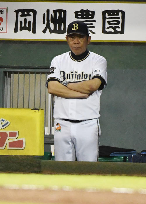 オリックス対西武　中村剛也の満塁本塁打に腕組みするオリックス西村徳文監督（撮影・奥田泰也）