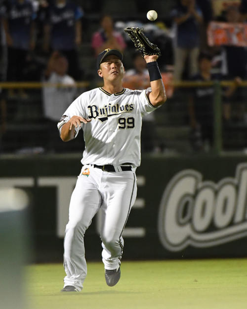 オリックス対西武　7回表無死一塁、森友哉の飛球を落とすオリックス杉本裕太郎（撮影・奥田泰也）