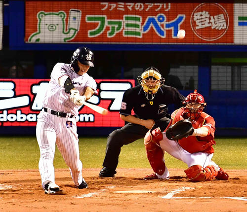 ヤクルト対広島　6回裏ヤクルト2死一、三塁、村上は左越えに逆転3点本塁打を放つ。捕手会沢（撮影・小沢裕）