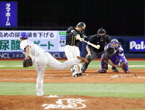 DeNA対阪神　6回表阪神2死一塁、中前打を放つ近本。投手武藤（撮影・狩俣裕三）
