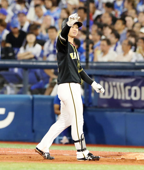 DeNA対阪神　6回表阪神2死一塁、近本は中前打を放ちガッツポーズ（撮影・加藤哉）