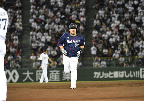 オリックス対西武　8回表西武1死満塁、中村は左越え満塁本塁打を放つ（撮影・奥田泰也）