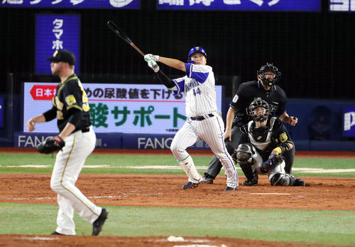 DeNA対阪神　8回裏DeNA1死、ソロ本塁打を放つ佐野。投手ジョンソン（撮影・狩俣裕三）