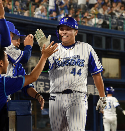 DeNA対阪神　8回裏DeNA1死、佐野は左越えに同点本塁打を放ちナインの出迎えを受ける（撮影・柴田隆二）