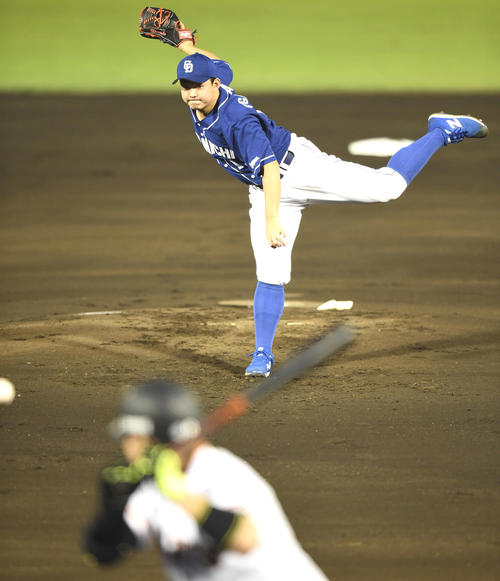 巨人対中日　先発し力投する中日小笠原（撮影・鈴木みどり）