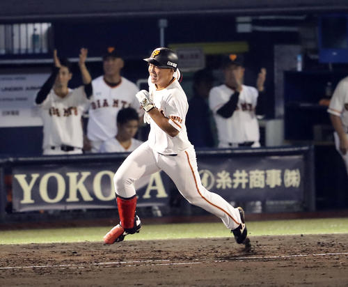 巨人対中日　8回裏巨人2死一塁、山下航は右前にプロ初安打を放ち、原監督（後方右）らが拍手する中、笑顔で一塁に走る（撮影・浅見桂子）
