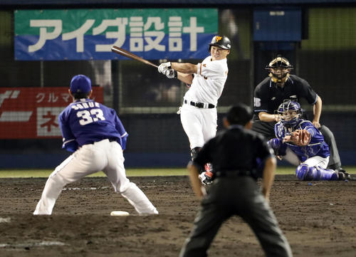 巨人対中日　8回裏巨人2死一塁、山下航は右前にプロ初安打を放つ。投手祖父江（撮影・浅見桂子）