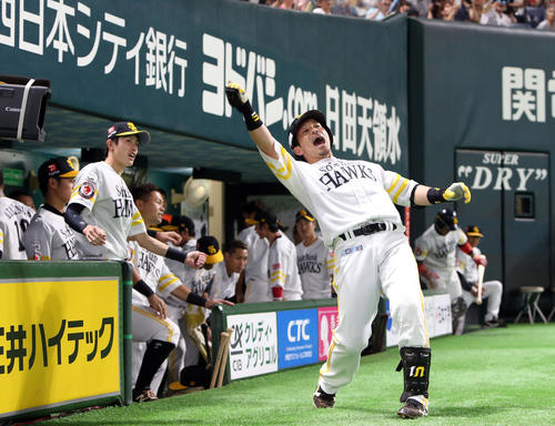 4回裏ソフトバンク2死、松田宣は左越え本塁打を放ち得意の「熱男！」（撮影・栗木一考）