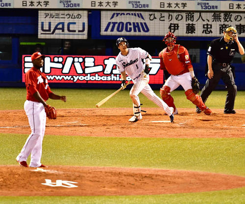 9回裏ヤクルト2死満塁、山田哲は広島5番手で登板したフランスアから左越えにプロ入り通算200号本塁打となるサヨナラ満塁本塁打を放つ（撮影・小沢裕）
