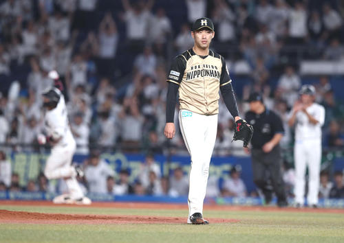 ロッテ対日本ハム　9回裏ロッテ2死一塁、田村に左越えサヨナラ2点本塁打を浴び引き揚げる秋吉（撮影・黒川智章）