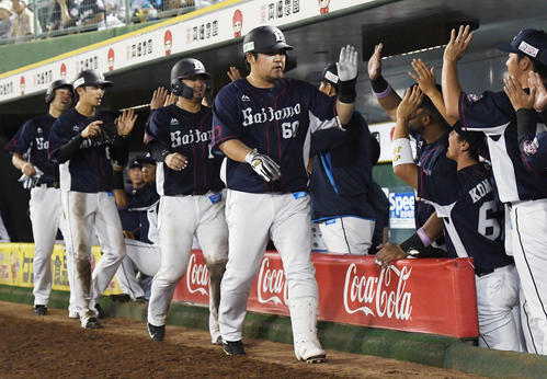 オリックス対西武　8回表西武1死満塁、中村（中央）は中越え満塁本塁打を放ちナインとタッチを交わす（撮影・奥田泰也）