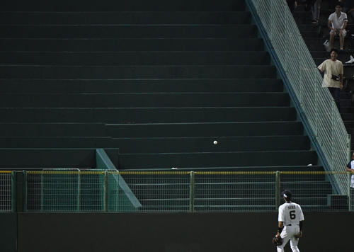 オリックス対西武　8回表西武1死満塁、中村剛也は中越え満塁本塁打を放つ（撮影・奥田泰也）