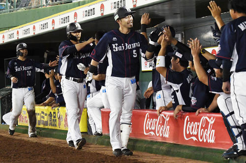 オリックス対西武　7回表西武2死一、二塁、外崎は左越え3点本塁打を放ちナインとタッチを交わす（撮影・奥田泰也）