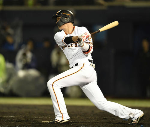巨人対中日　7回裏巨人2死一、三塁、左前適時打を放つ坂本勇（撮影・鈴木みどり）
