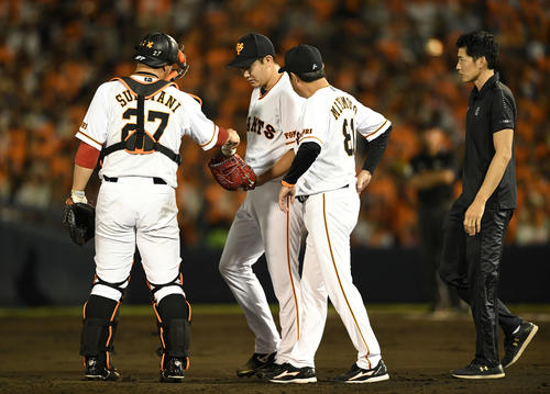 巨人対中日　2回表中日1死一、三塁、加藤に適時内野安打を浴びた後、菅野（中央）に声をかける宮本コーチ（撮影・鈴木みどり）