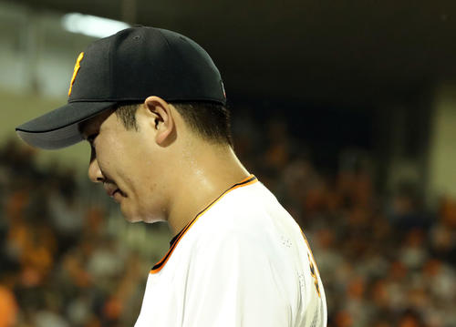 巨人対中日　2回の登板を終えうつむきながら引き揚げる巨人先発の菅野（撮影・垰建太）
