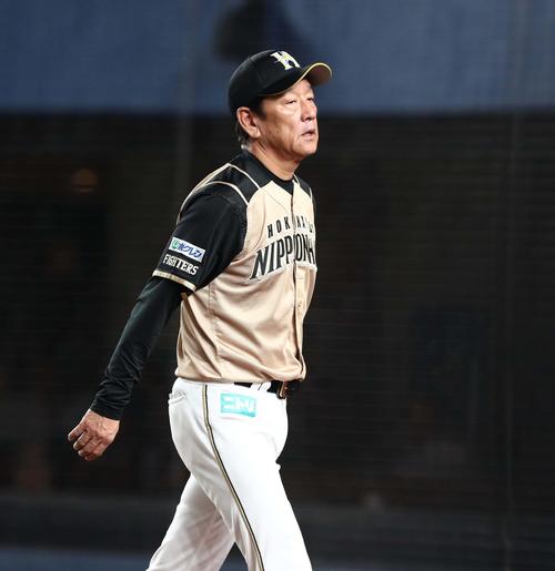 ロッテ対日本ハム　渋い表情で選手交代を告げる栗山監督（撮影・黒川智章）