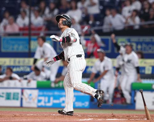 ロッテ対日本ハム　9回裏ロッテ2死一塁、左越えにサヨナラ本塁打を放つ田村（撮影・黒川智章）