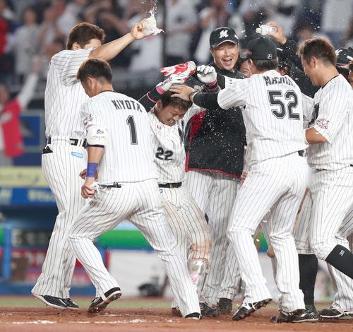 ロッテ対日本ハム　9回裏ロッテ2死一塁、左越えにサヨナラ本塁打を放ちナインに祝福される田村（中央）（撮影・黒川智章）