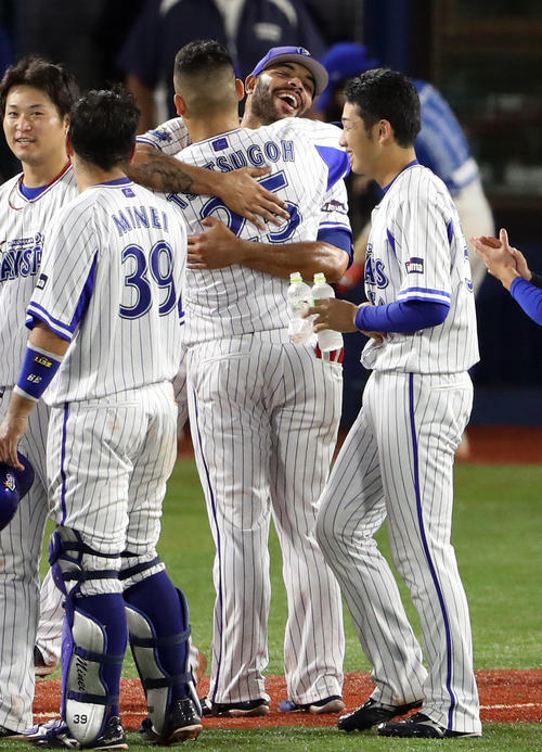 DeNA対阪神　10回裏DeNA1死一塁、サヨナラ2点本塁打を放った筒香（手前）を抱き締めるエスコバー（撮影・狩俣裕三）