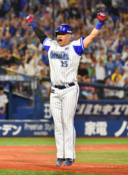 DeNA対阪神　延長10回裏DeNA1死一塁、筒香は右越えにサヨナラ本塁打を放つ（撮影・柴田隆二）