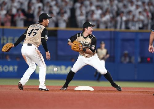 ロッテ対日本ハム　8回裏ロッテ1死一、三塁、マーティンの遊ゴロで平沼（左）のトスしたボールを落球する渡辺（撮影・黒川智章）
