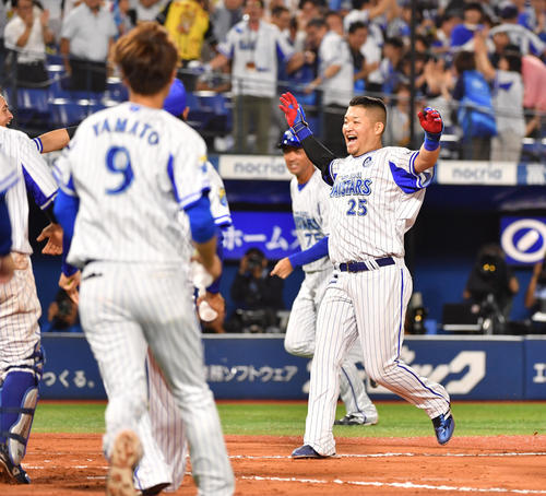 DeNA対阪神　延長10回裏DeNA1死一塁、筒香（右）は右越えにサヨナラ本塁打を放ち笑顔で生還する（撮影・柴田隆二）