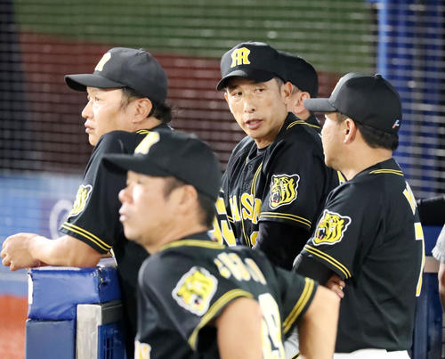DeNA対阪神　9回表阪神2死一塁、矢野監督は代走植田の二塁盗塁にリクエストし判定を待つ（撮影・加藤哉）