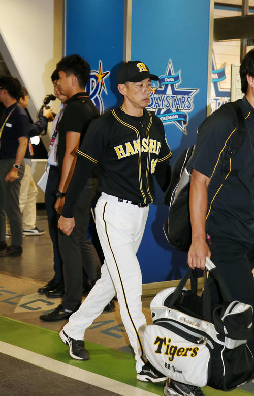 DeNA対阪神　DeNAにサヨナラ負けを喫しバスへ向かう矢野監督（撮影・加藤哉）