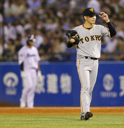 ヤクルト対巨人　5回裏ヤクルト2死満塁、村上（左）を一ゴロに仕留め笑顔を見せる高橋（撮影・垰建太）