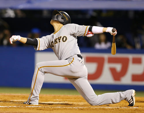 ヤクルト対巨人　7回表巨人2死一、三塁、遊飛に倒れる坂本勇（撮影・垰建太）