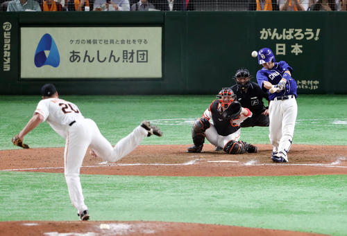 巨人対中日　8回表中日2死二、三塁、適時二塁打を放つ福田。投手マシソン（撮影・垰建太）
