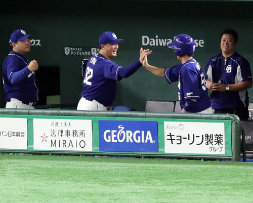 巨人対中日　8回表中日2死二、三塁、適時二塁打を放ち交代でベンチに下がった福田（右）とタッチを交わす与田監督（左から2人目）（撮影・垰建太）