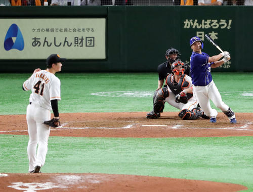 巨人対中日　8回表中日2死一、三塁、適時二塁打を放つ石垣。投手中川（撮影・垰建太）