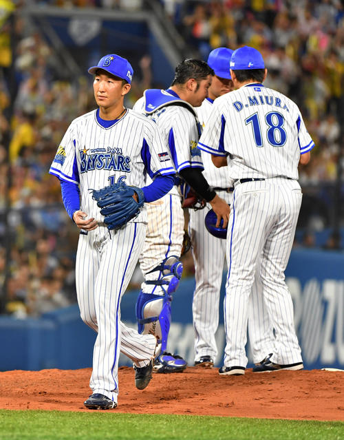 DeNA対阪神　3回途中で降板する大貫（左）（撮影・柴田隆二）