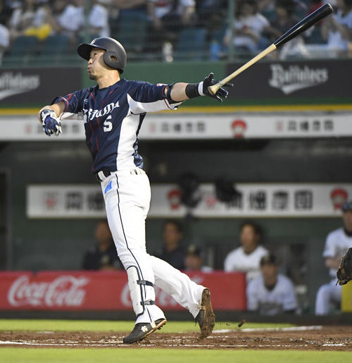 オリックス対西武　2回表西武1死、外崎は左越え本塁打を放つ（撮影・奥田泰也）
