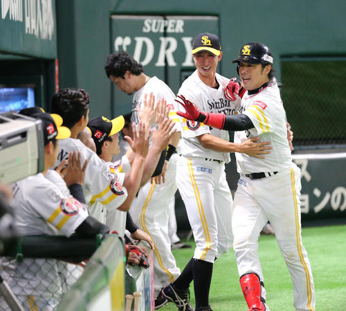 ソフトバンク対楽天　5回裏ソフトバンク1死、高谷（右）は右越えに勝ち越し本塁打を放ちベンチのナインとハイタッチをかわす（撮影・梅根麻紀）