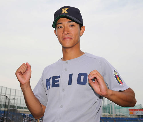 6月1日の早大対慶大　リーグ通算100安打を達成した慶大・柳町達は試合後KE「IO」に0をつけて100安打ポーズを見せる（撮影・河野匠）