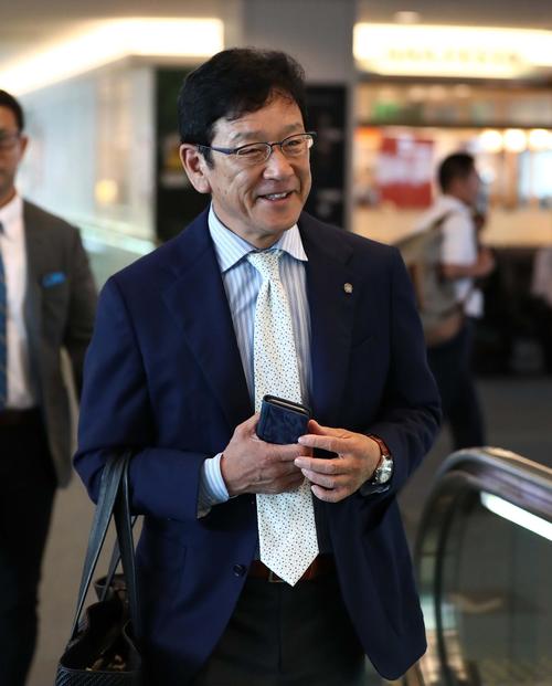 羽田空港から札幌に向かう日本ハム栗山監督（撮影・黒川智章）
