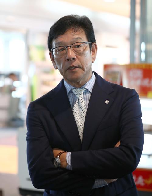 羽田空港で報道陣と話す日本ハム栗山監督（撮影・黒川智章）