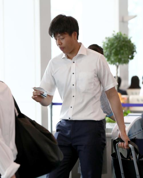 羽田空港から札幌に向かう日本ハム杉浦（撮影・黒川智章）