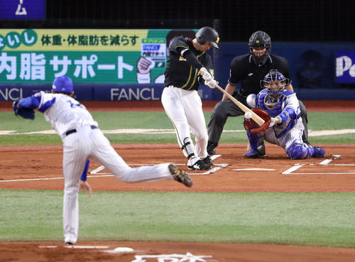 DeNA対阪神　1回表阪神1死、右前打を放つ近本。投手大貫（撮影・狩俣裕三）