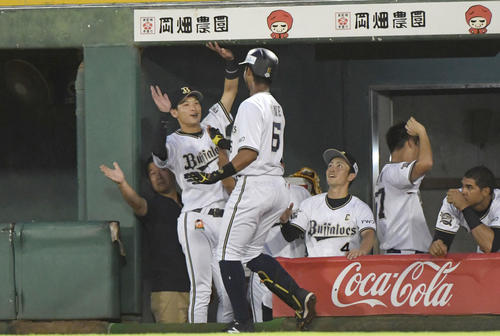 オリックス対西武　2回裏オリックス1死、宗は右越え本塁打を放ちナインとタッチを交わす（撮影・奥田泰也）